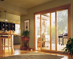 Dom otwarty na otoczenie. Jak duże okna i przestronny taras łączą dom z